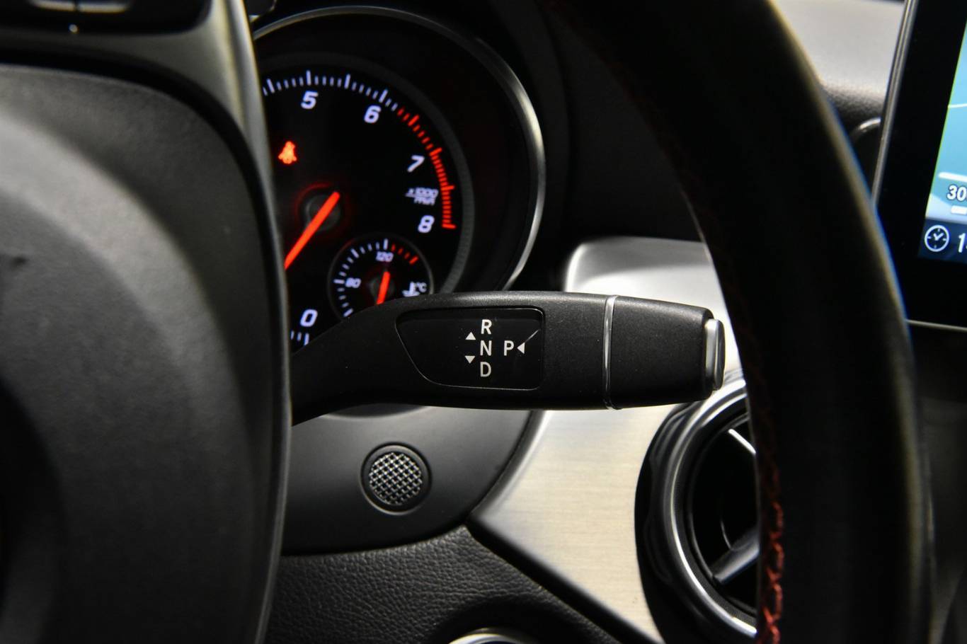 MERCEDES-BENZ GLA 180 10