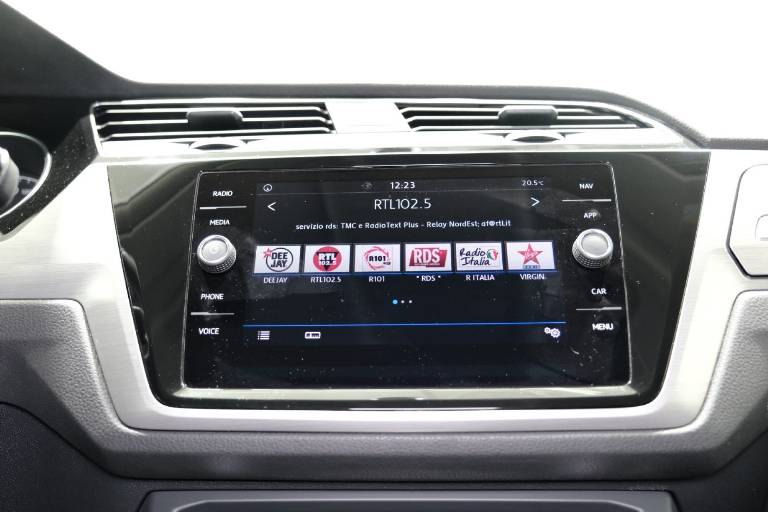 VOLKSWAGEN Touran 24