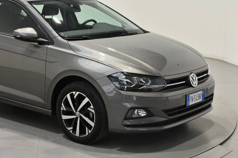 VOLKSWAGEN Polo 16