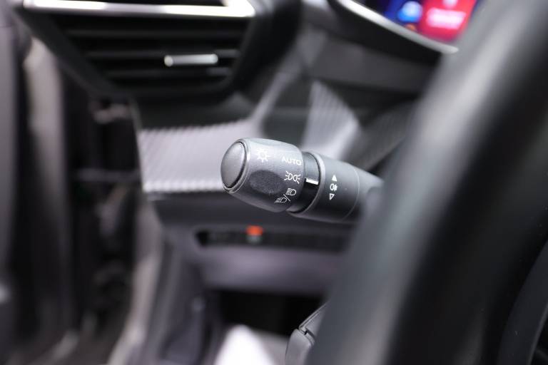 PEUGEOT 208 23