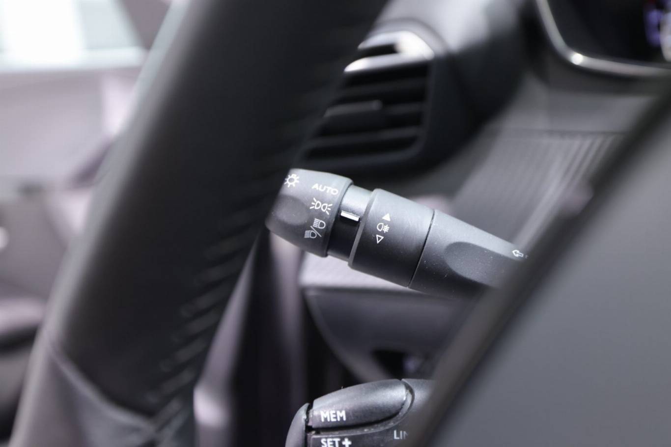 PEUGEOT 208 22