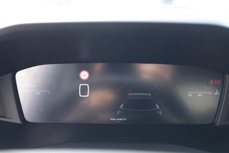 PEUGEOT 2008 8
