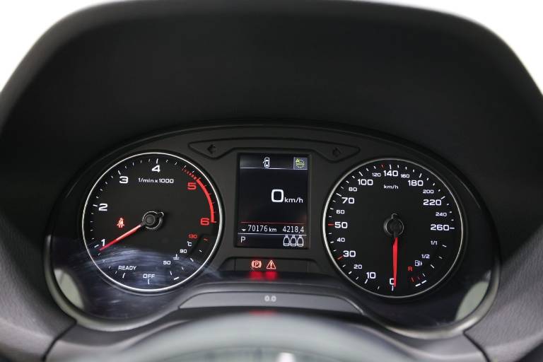 AUDI Q2 8