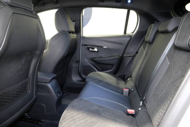 PEUGEOT 208 38