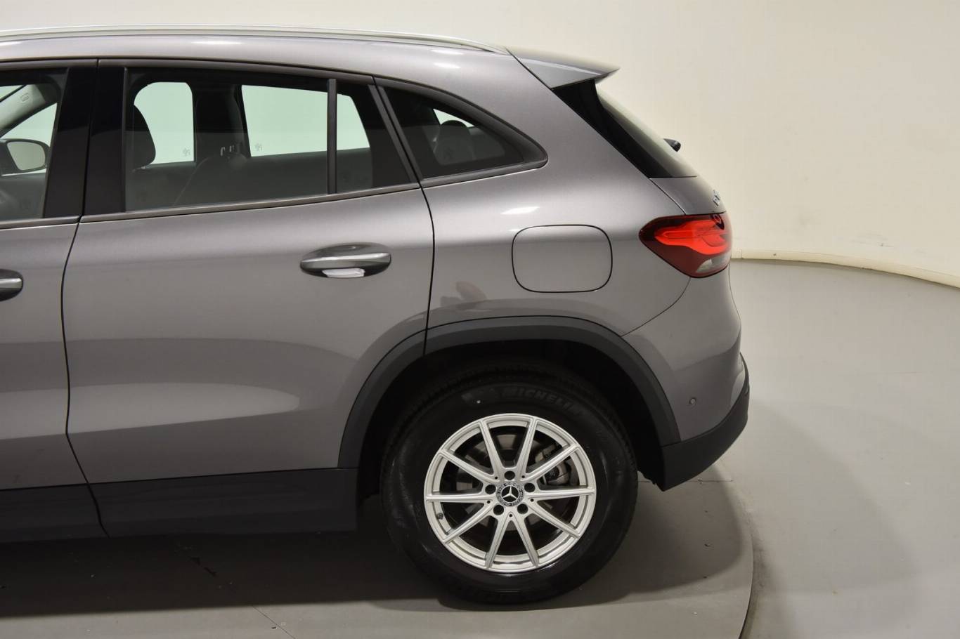 MERCEDES-BENZ GLA 180 43