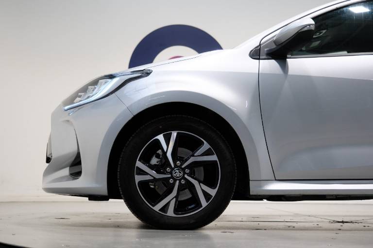 TOYOTA Yaris 18