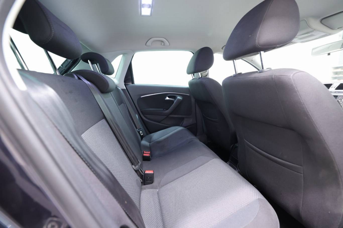 VOLKSWAGEN Polo 42