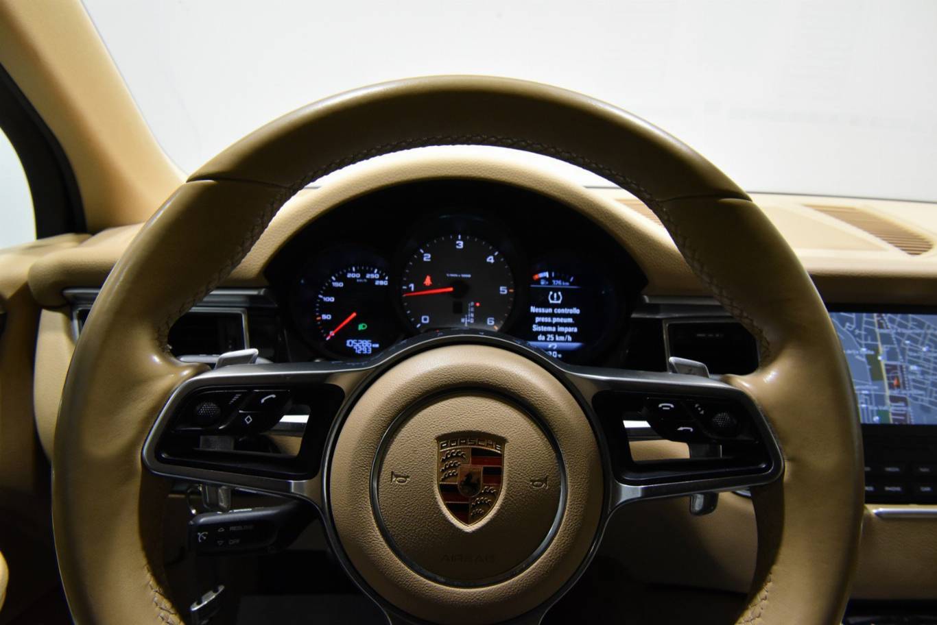 PORSCHE Macan 24