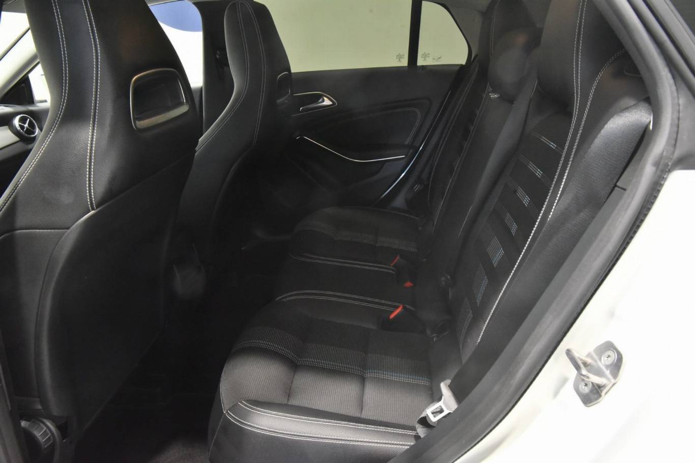 MERCEDES-BENZ CLA 180 23