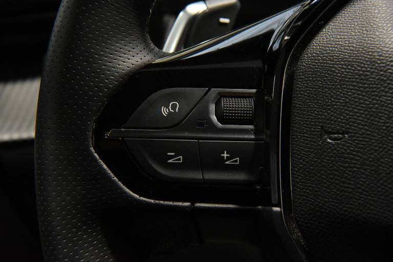 PEUGEOT 208 7