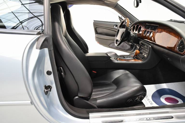 JAGUAR XK8 42