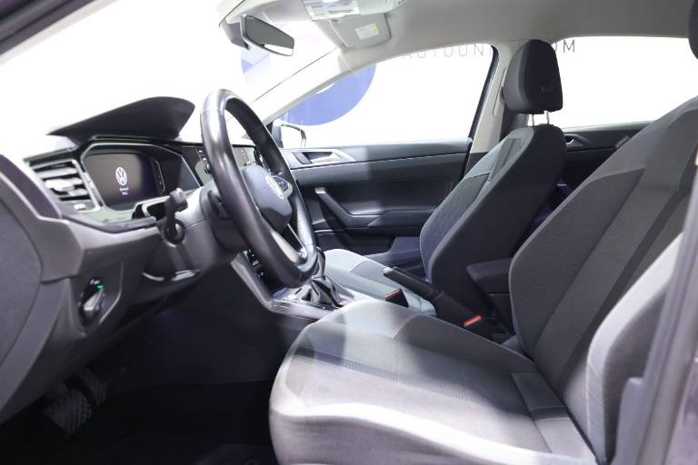 VOLKSWAGEN Polo 19