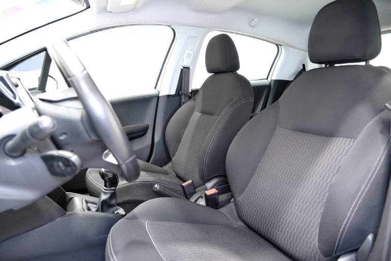 PEUGEOT 208 6
