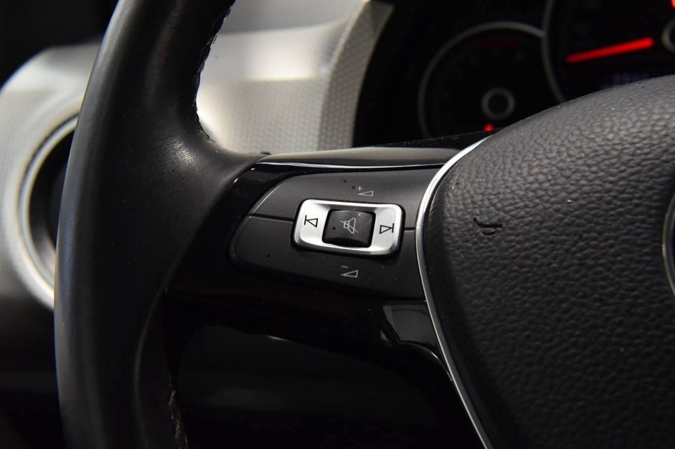 VOLKSWAGEN Up! 18