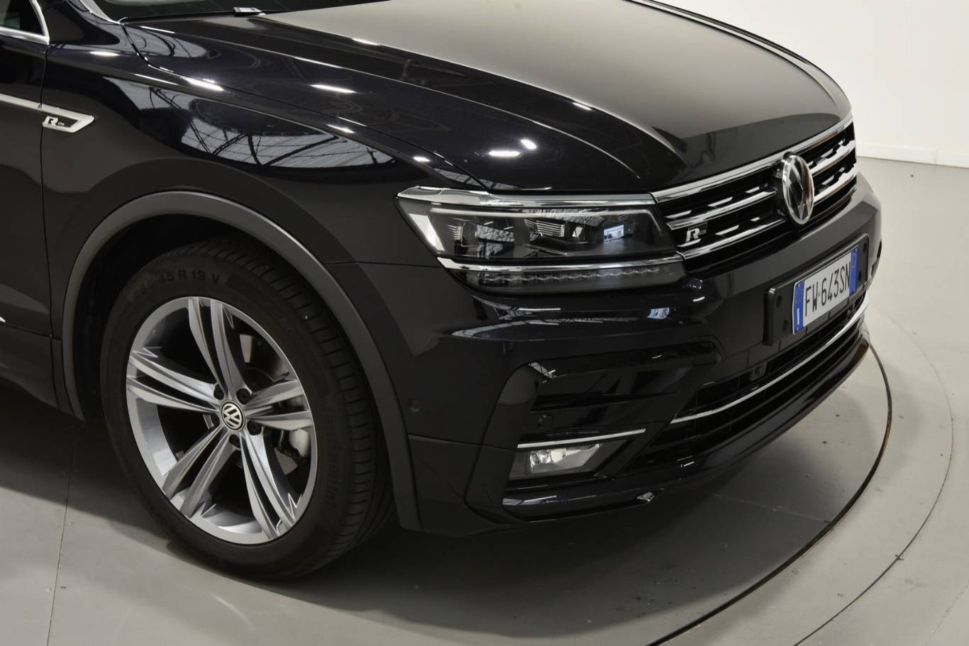 VOLKSWAGEN Tiguan 52