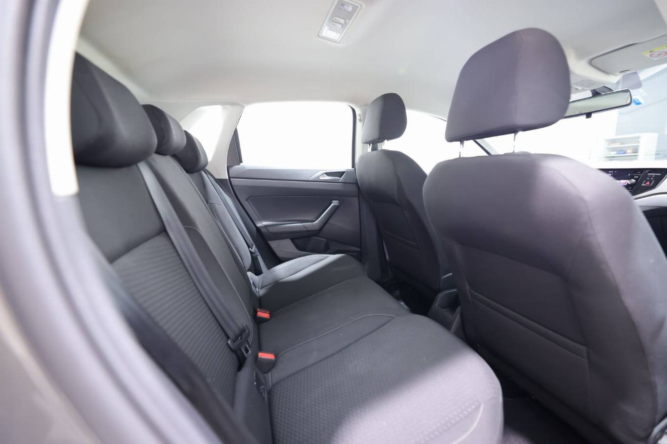 VOLKSWAGEN Polo 44