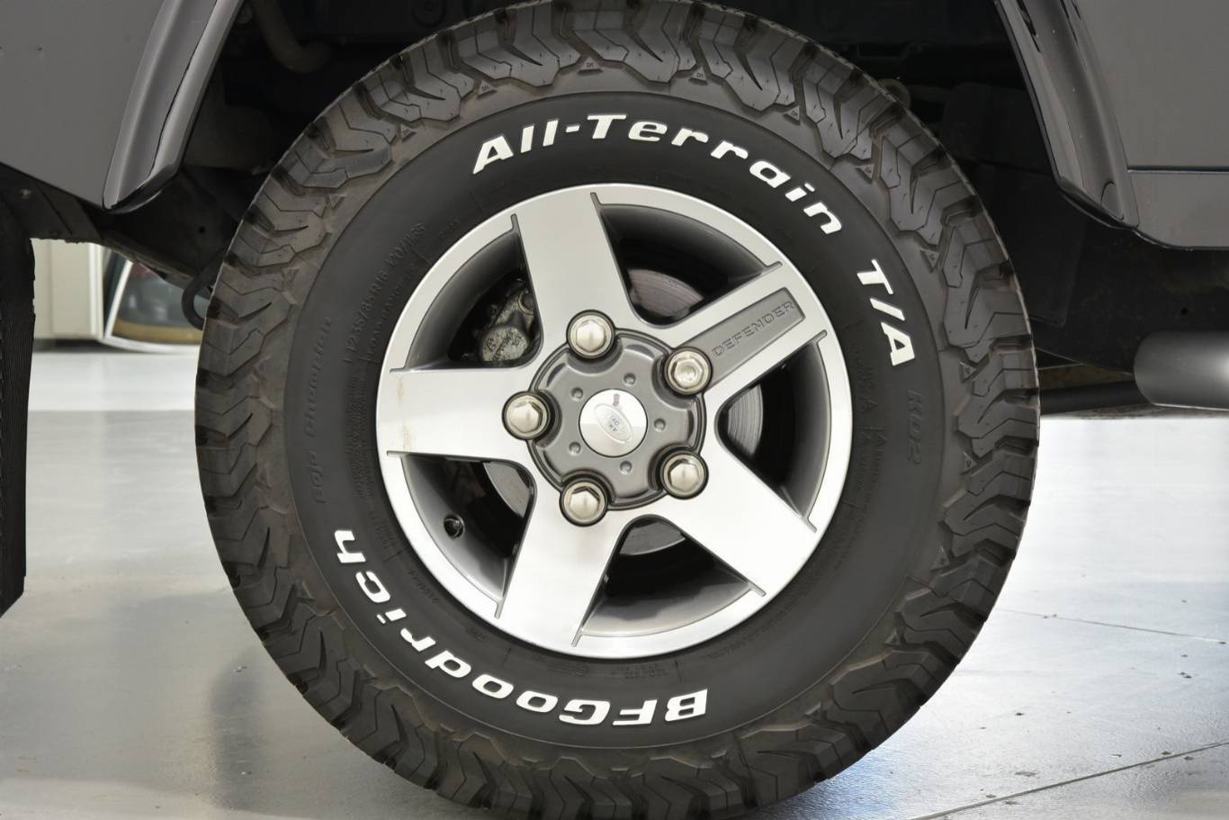 LAND ROVER Defender 33