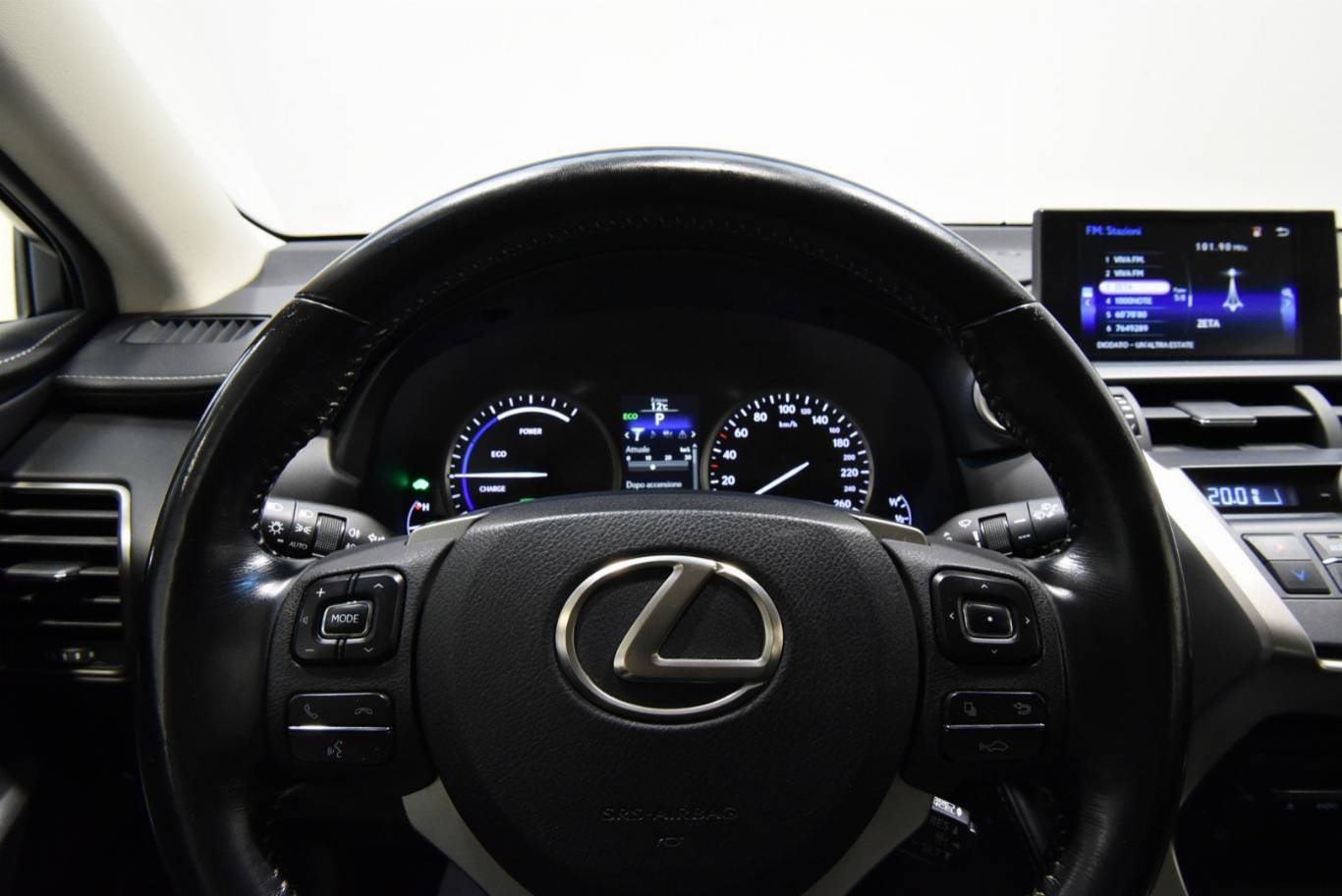LEXUS NX 300h 23
