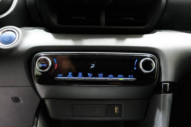 TOYOTA Yaris 27