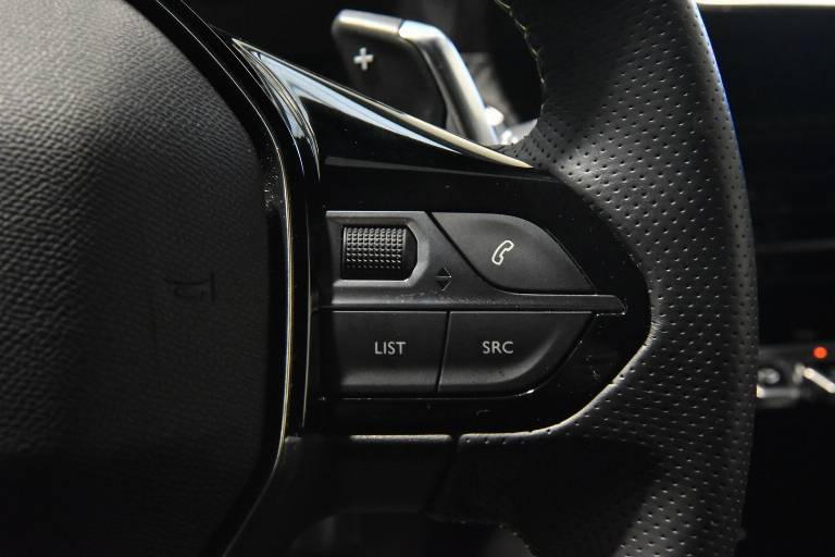 PEUGEOT 208 8