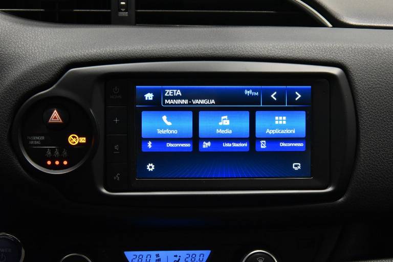 TOYOTA Yaris 15