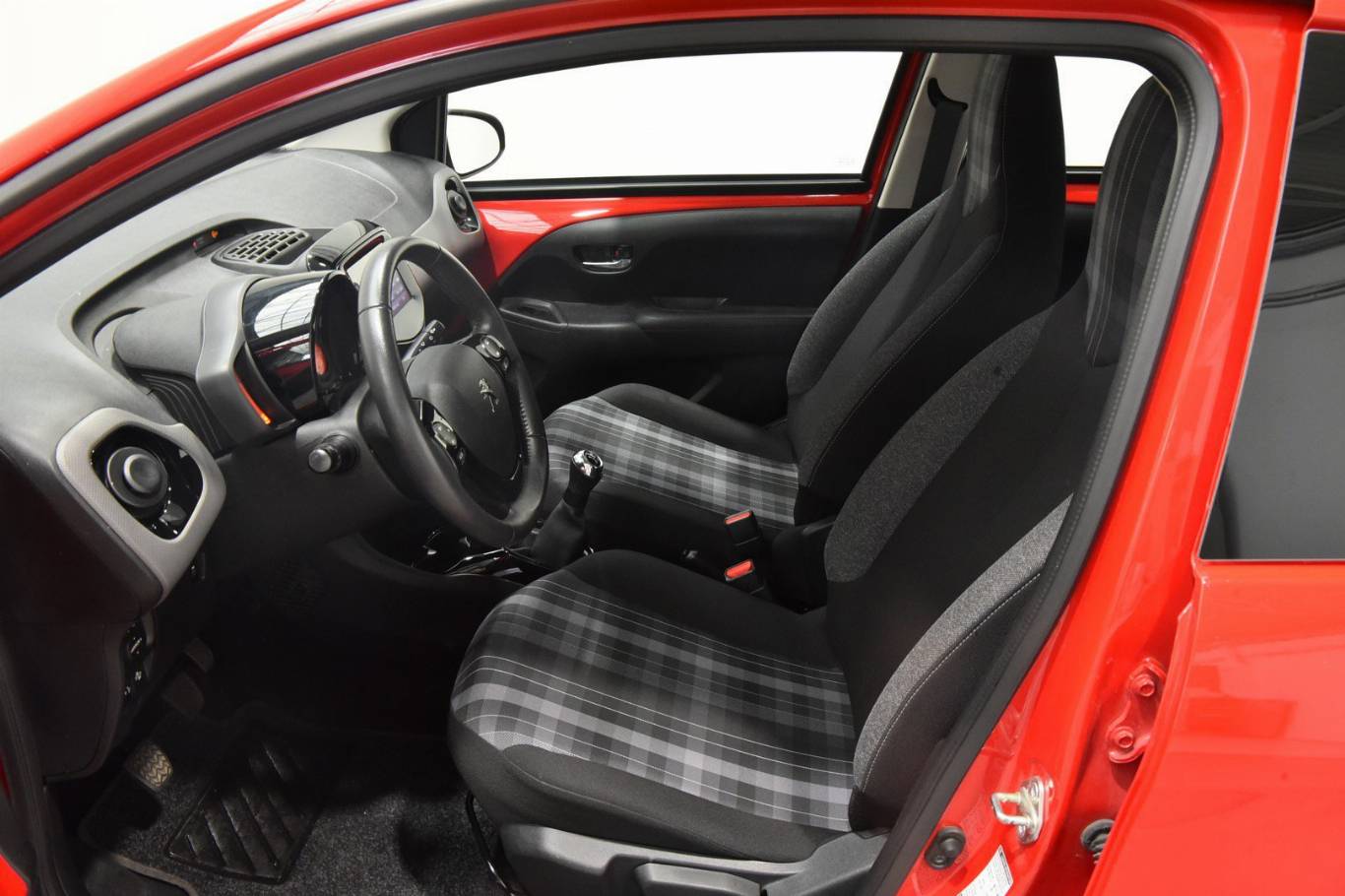 PEUGEOT 108 4