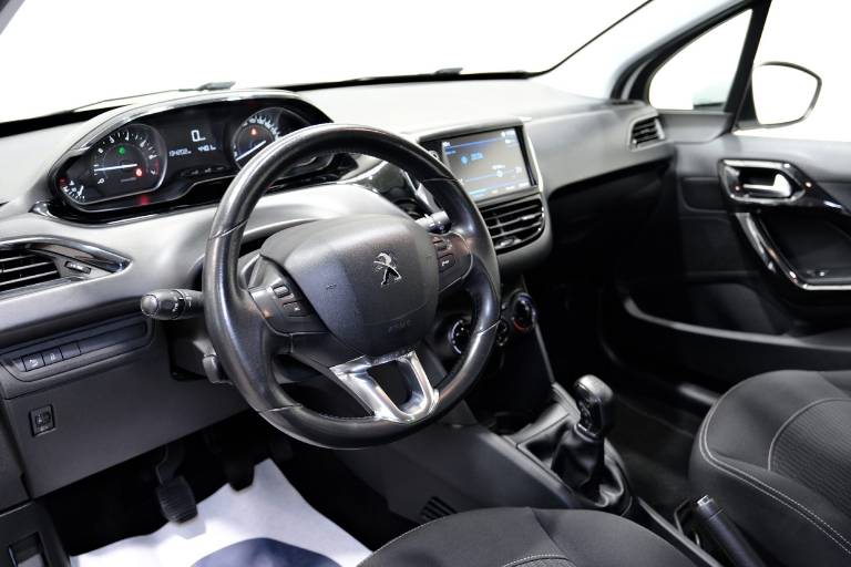 PEUGEOT 208 5