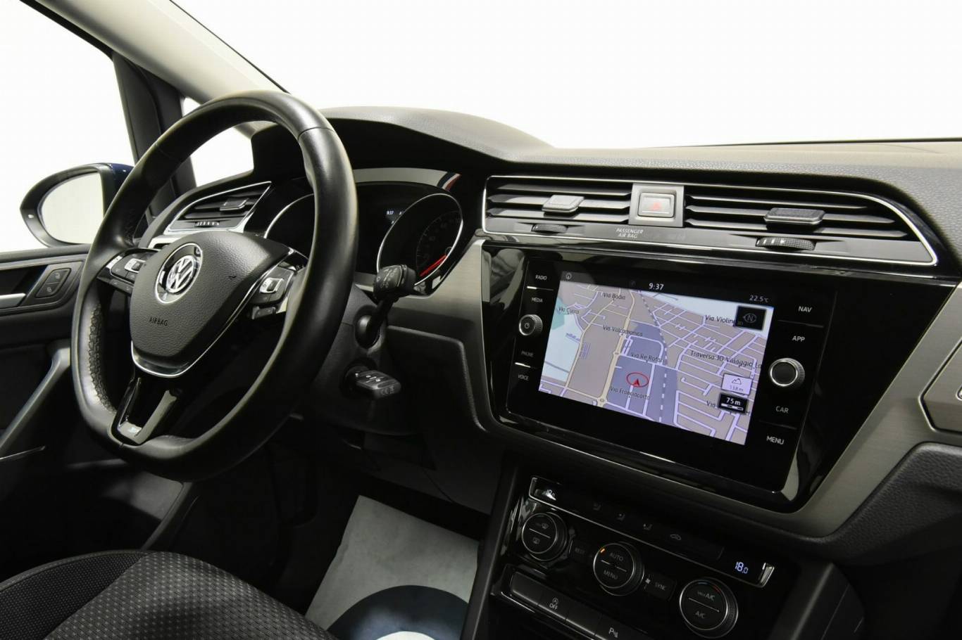 VOLKSWAGEN Touran 28