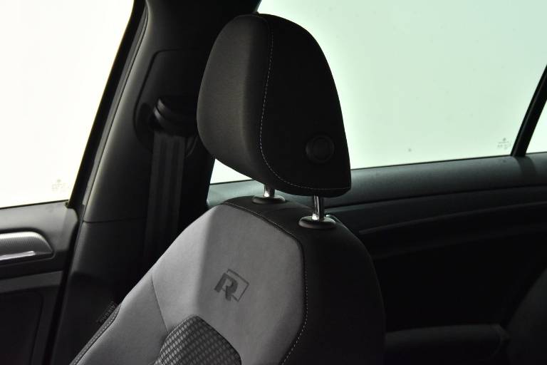 VOLKSWAGEN Golf 36