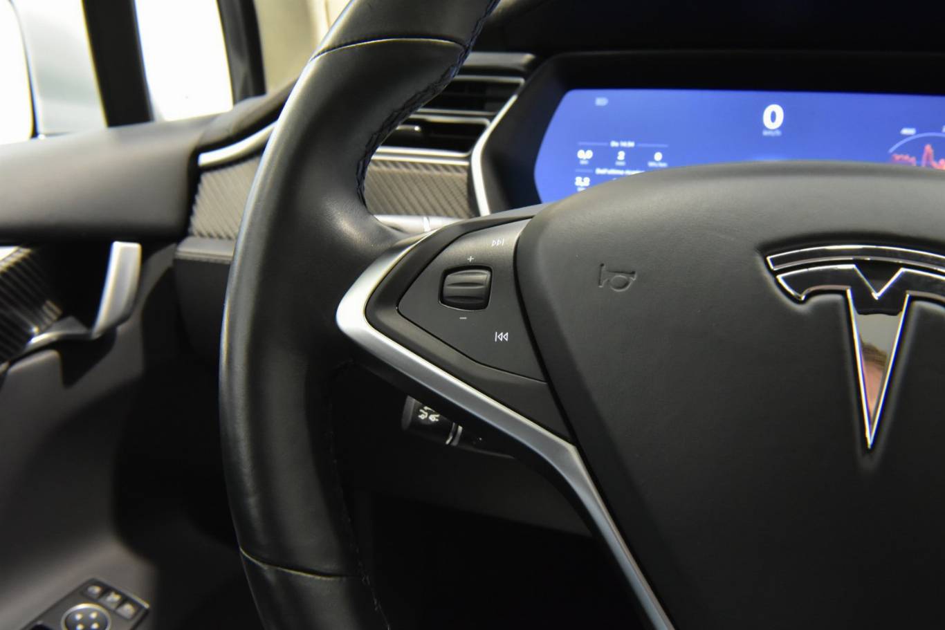 TESLA Model X 38