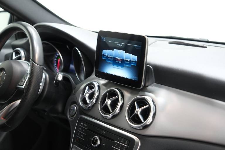 MERCEDES-BENZ GLA 220 57