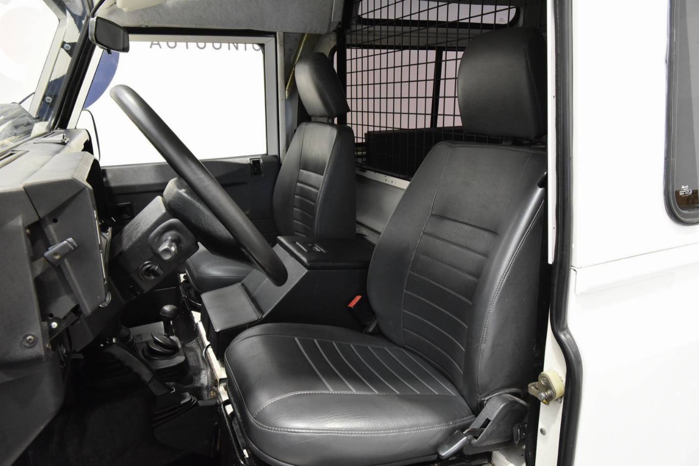 LAND ROVER Defender 4