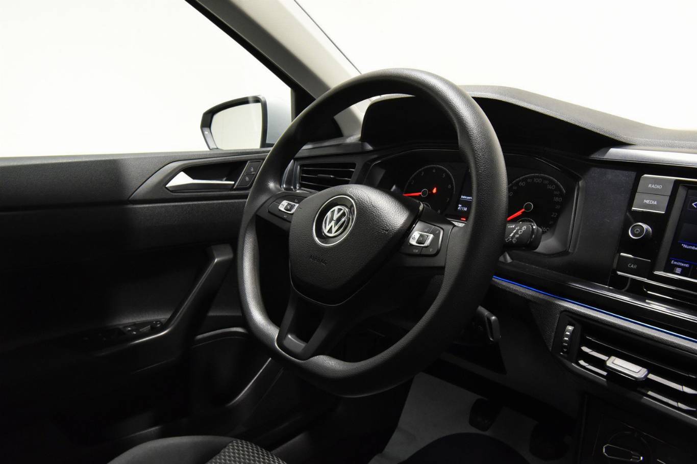 VOLKSWAGEN Polo 32