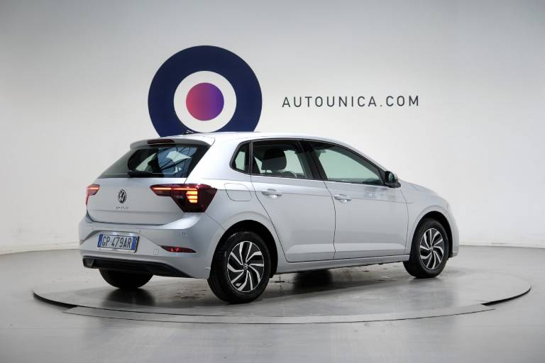 VOLKSWAGEN Polo 15