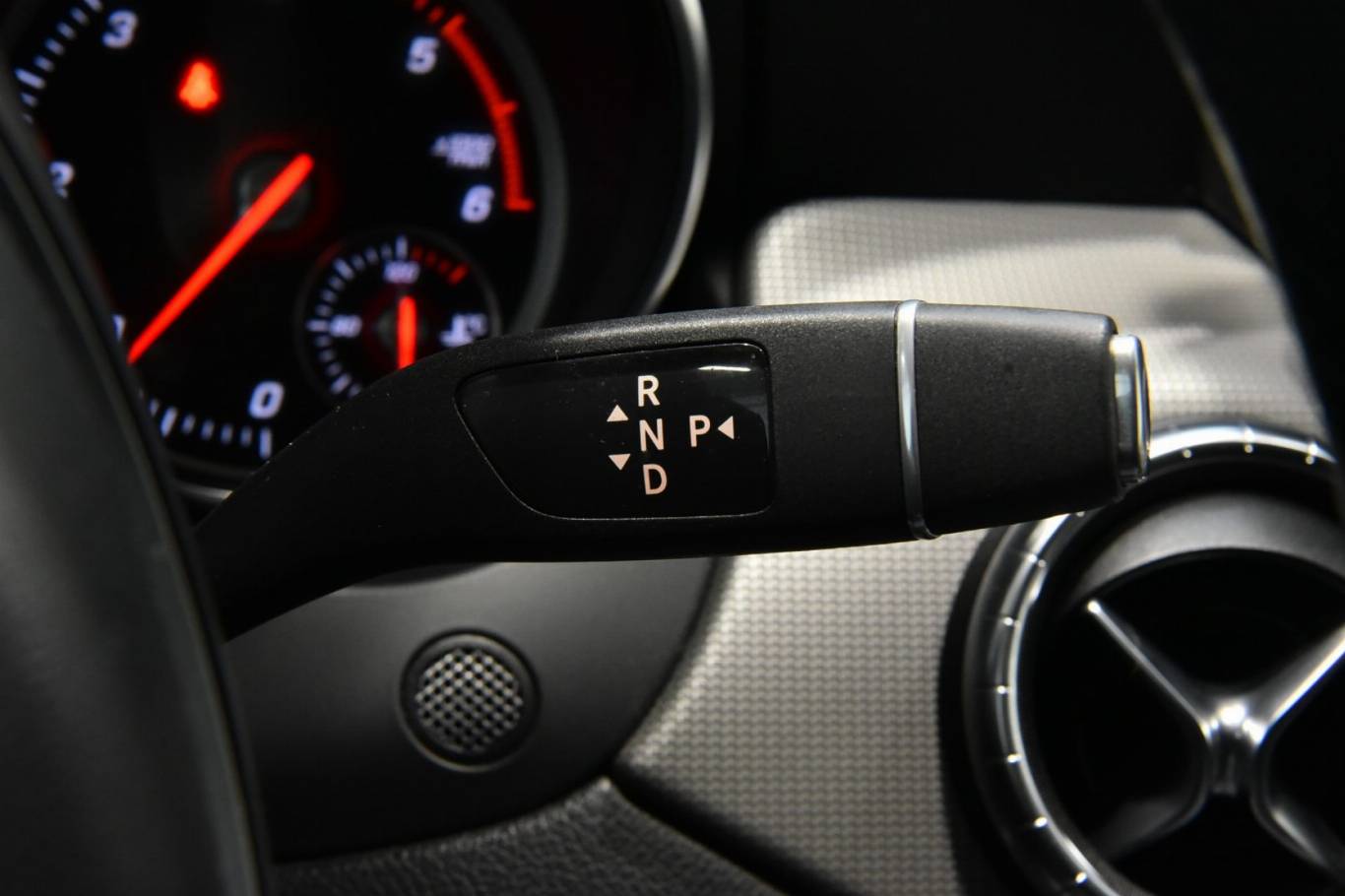 MERCEDES-BENZ CLA 180 29