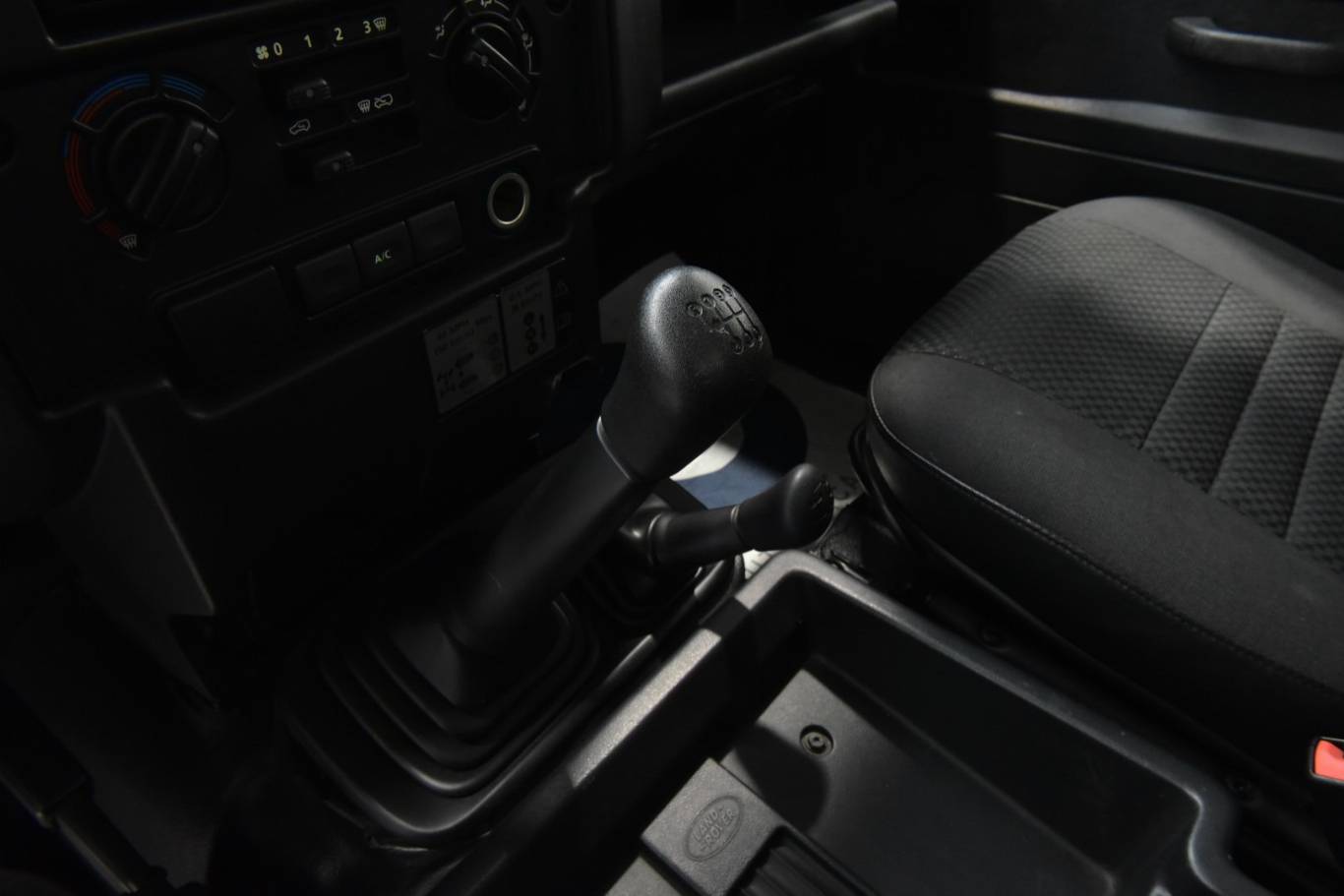 LAND ROVER Defender 8