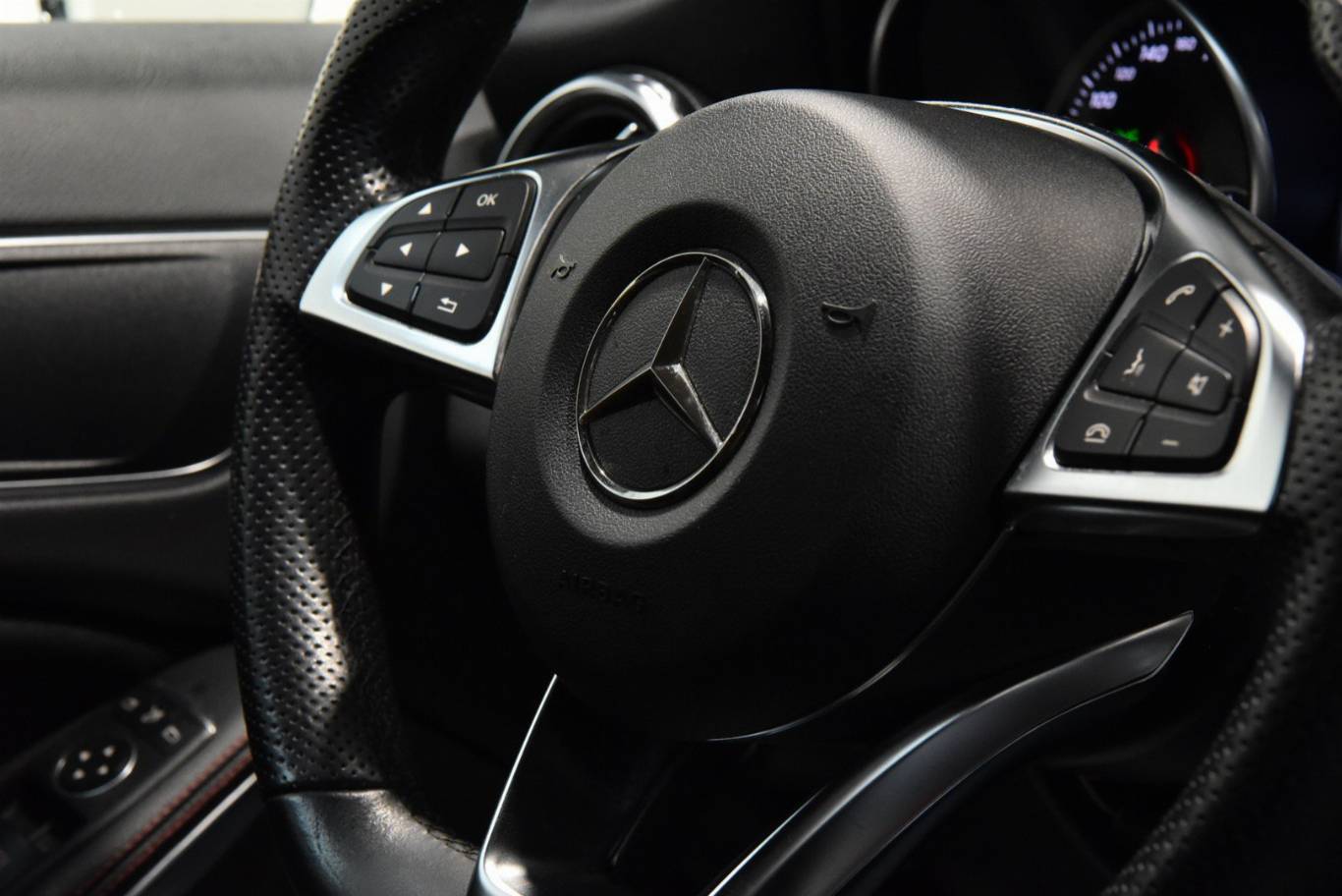 MERCEDES-BENZ GLA 200 24