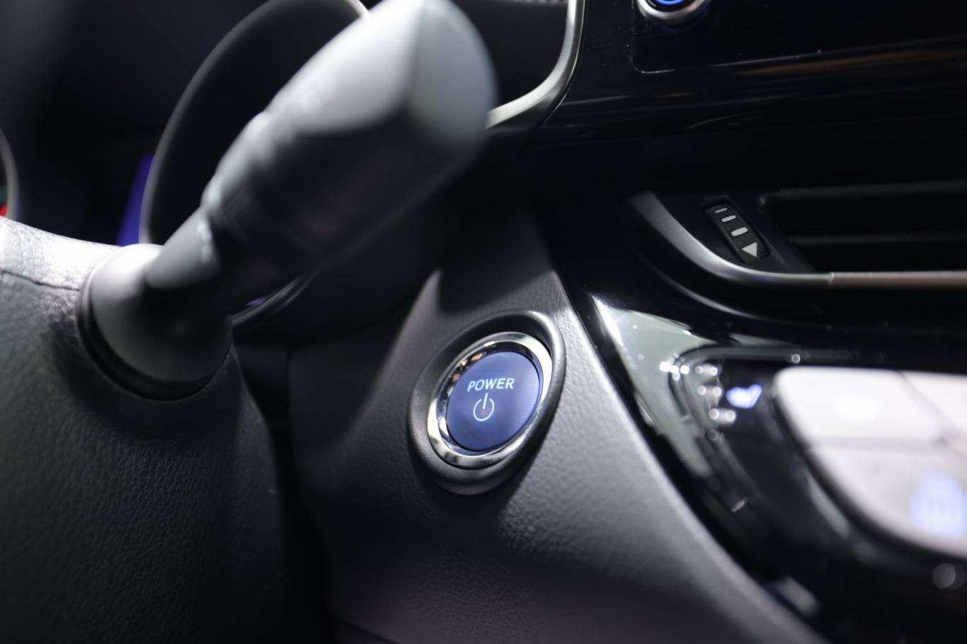 TOYOTA C-HR 31