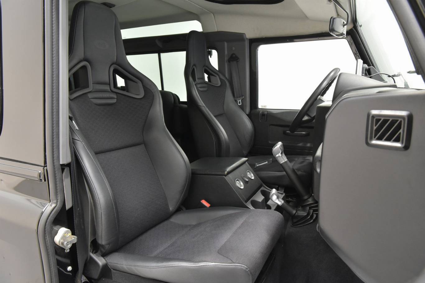 LAND ROVER Defender 19