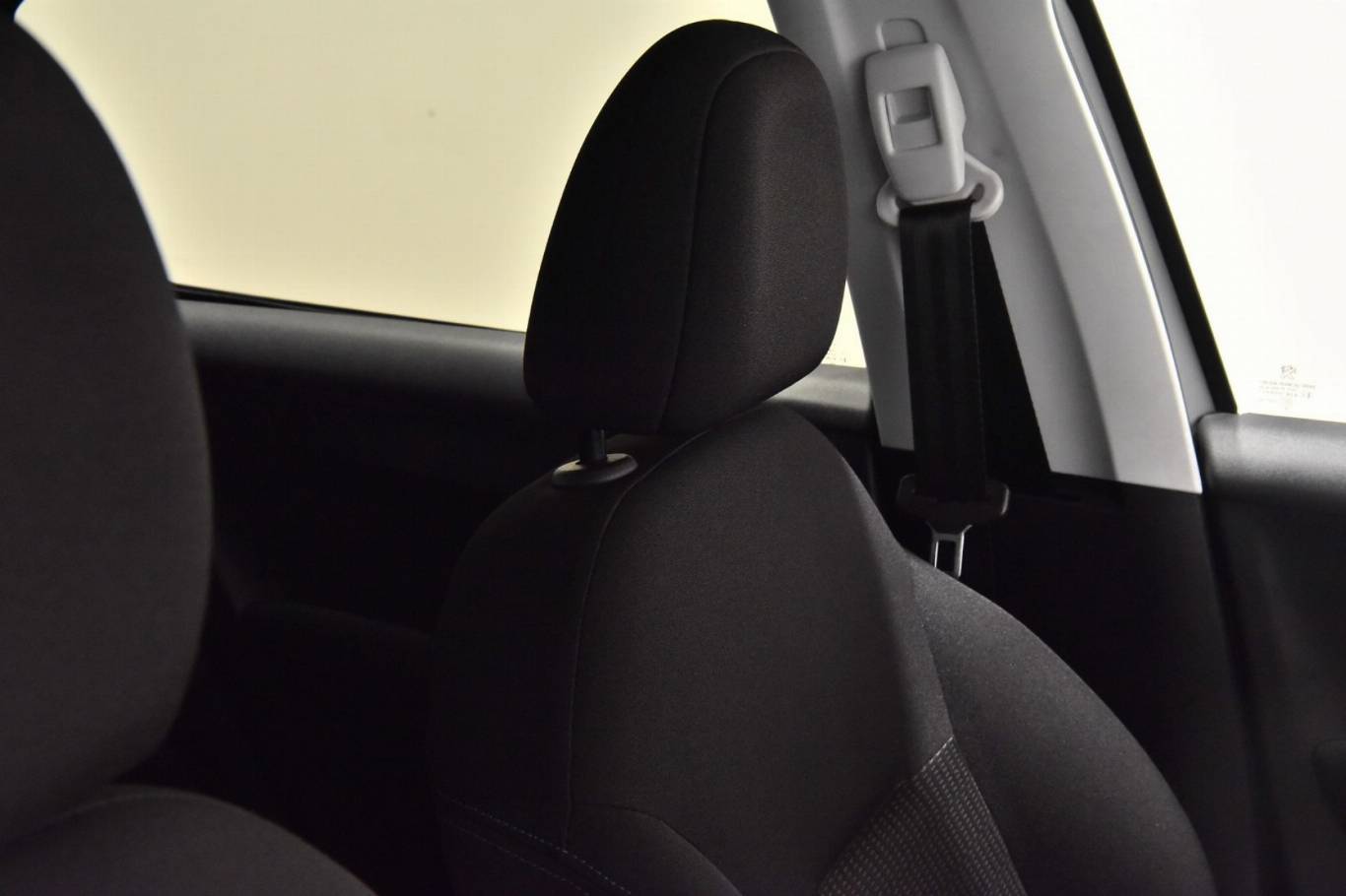 PEUGEOT 208 31