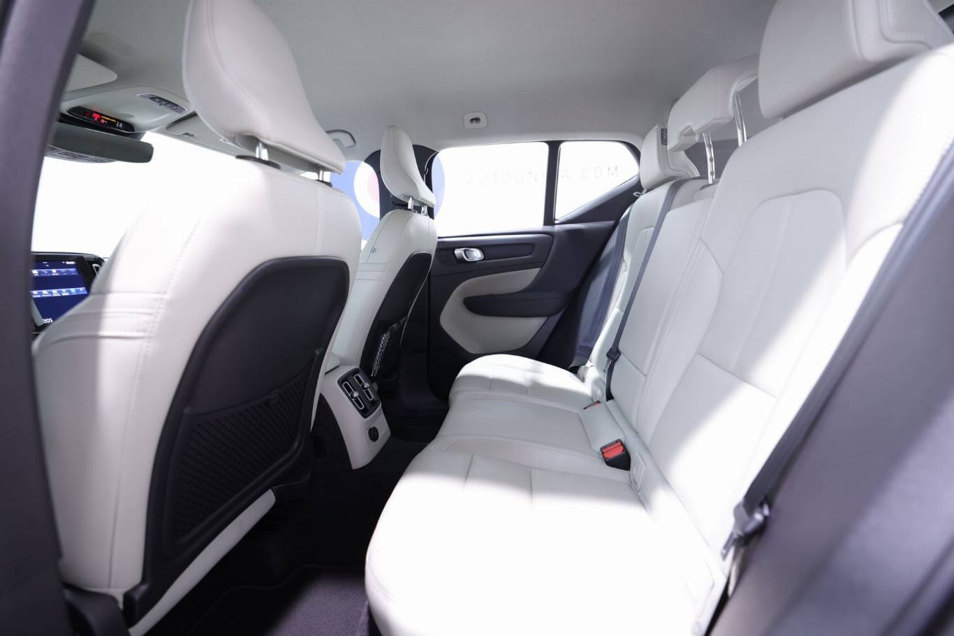 VOLVO XC40 33