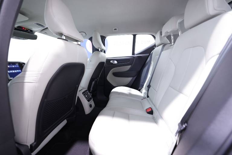 VOLVO XC40 33