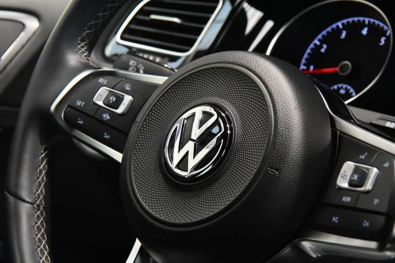 VOLKSWAGEN Golf 23