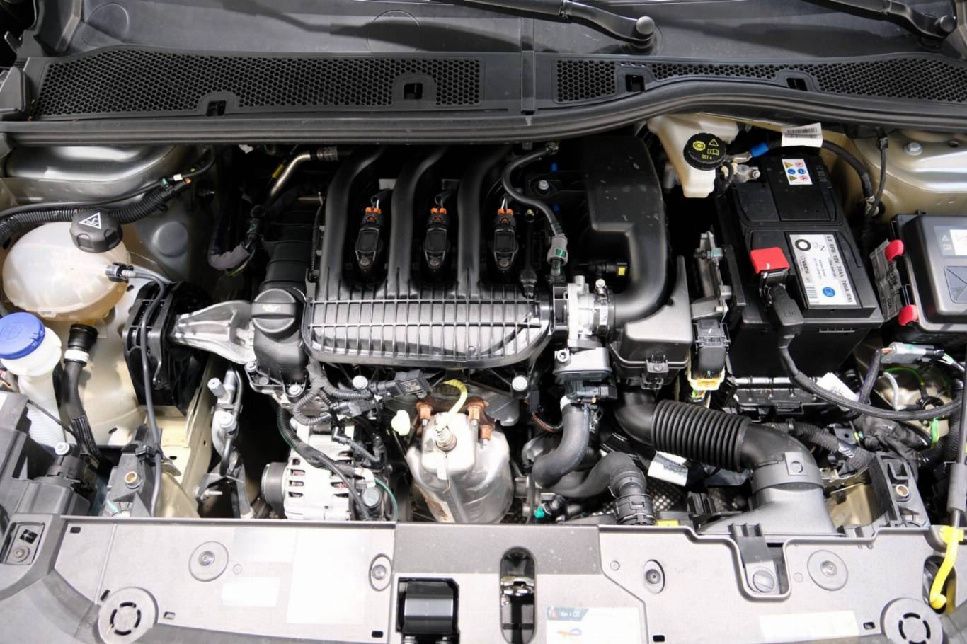 PEUGEOT 208 54