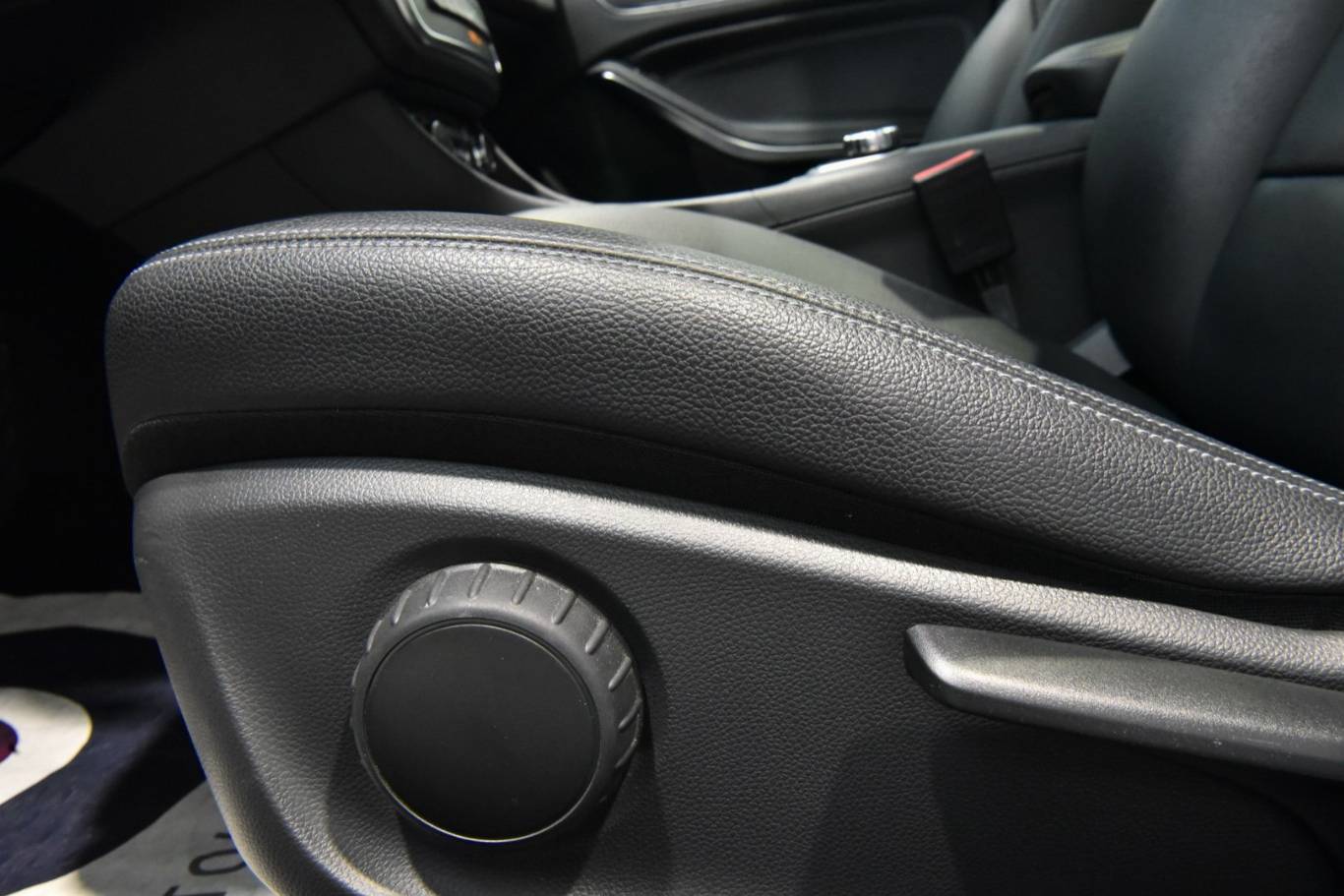 MERCEDES-BENZ GLA 200 44