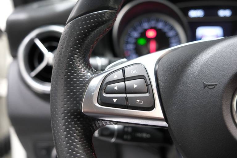 MERCEDES-BENZ GLA 220 21