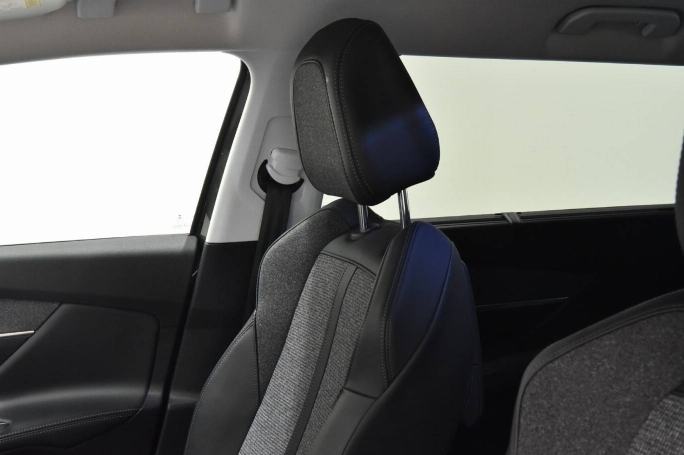 PEUGEOT 5008 4