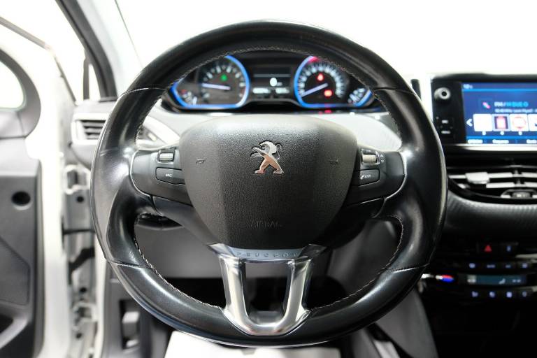 PEUGEOT 2008 7