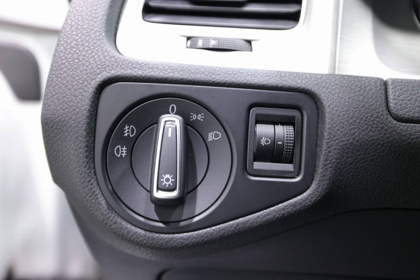 VOLKSWAGEN Golf 25