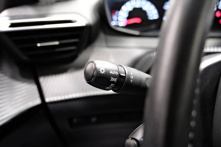 PEUGEOT 208 22